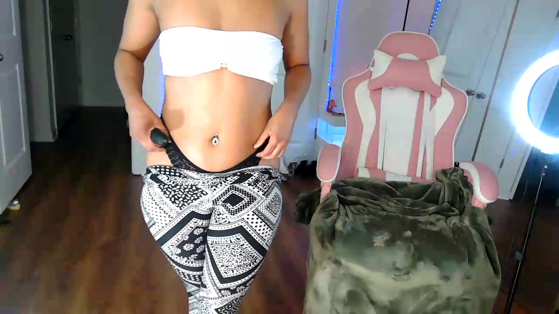 Gallery image thumbnail from Jazminefox's myfreecams stream on, 06/20/2026, 19:11 image 19 of 20