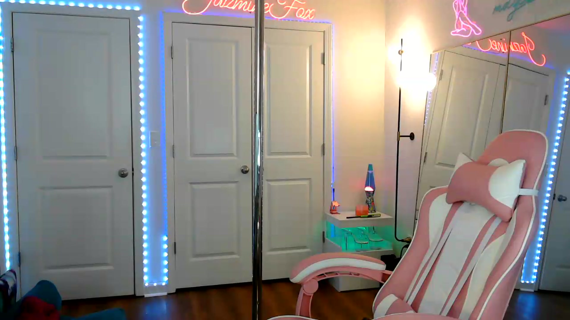 Gallery image thumbnail from Jazminefox's myfreecams stream on, 07/01/2026, 18:27 image 15 of 20