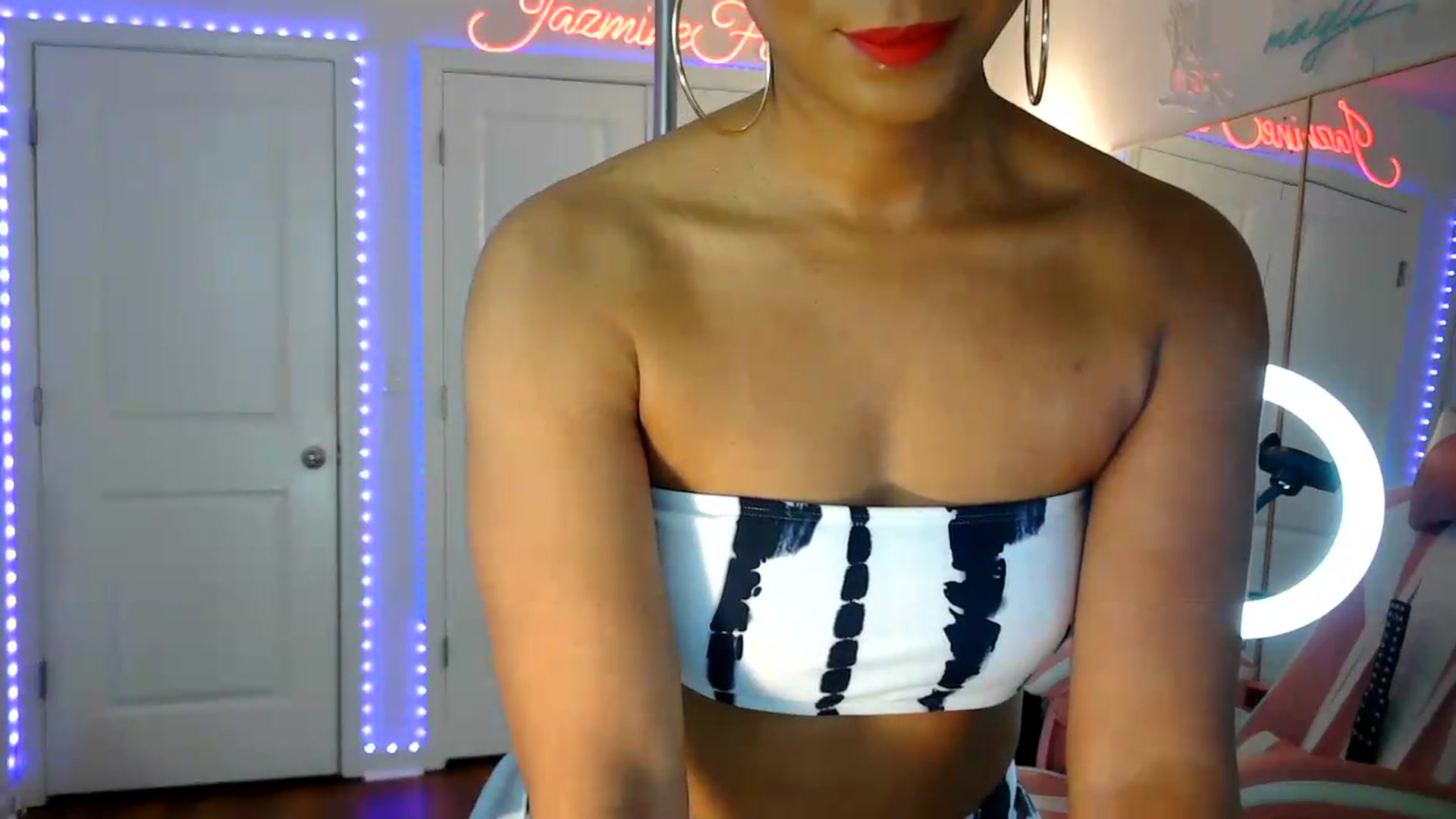 Gallery image thumbnail from Jazminefox's myfreecams stream on, 07/13/2026, 01:59 image 7 of 20
