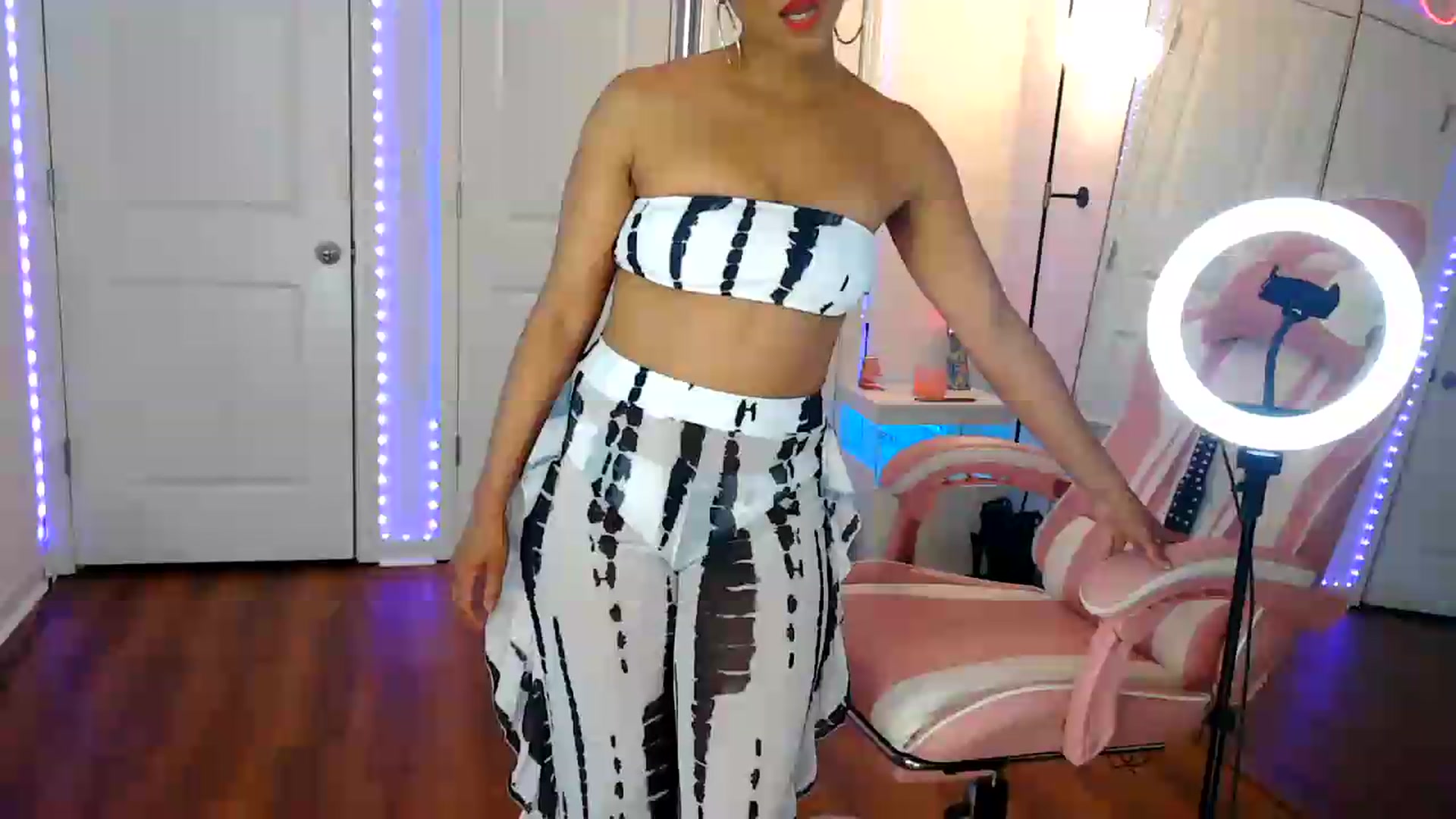 Gallery image thumbnail from Jazminefox's myfreecams stream on, 07/13/2026, 01:59 image 4 of 20