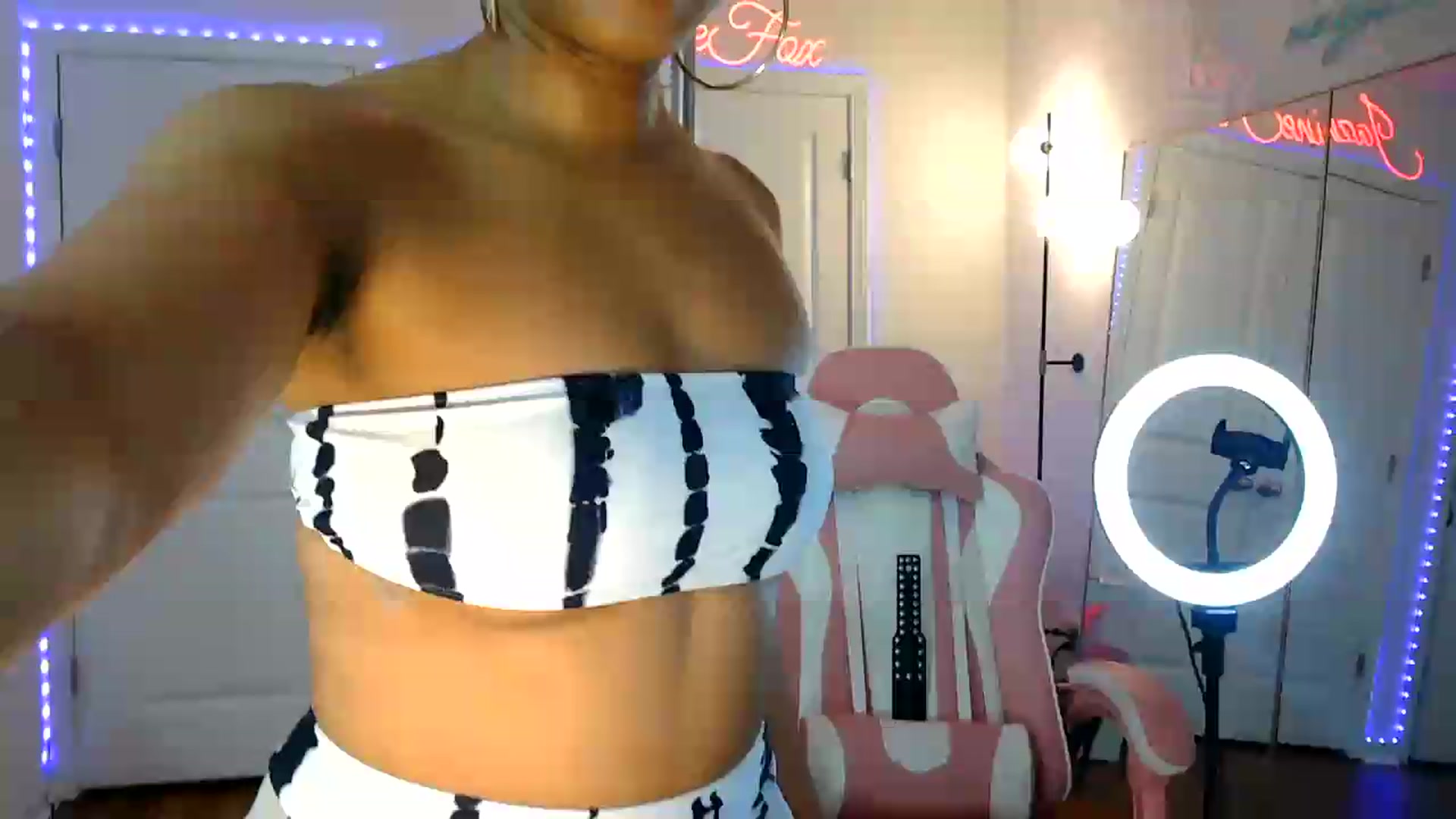 Gallery image thumbnail from Jazminefox's myfreecams stream on, 07/13/2026, 01:59 image 10 of 20