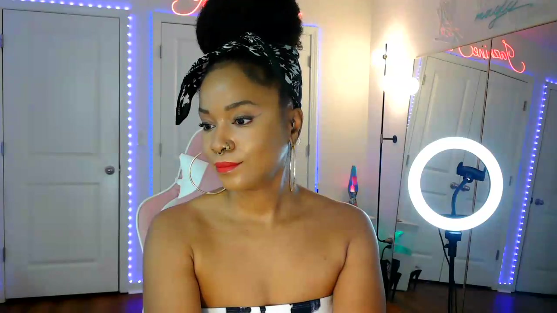 Gallery image thumbnail from Jazminefox's myfreecams stream on, 07/13/2026, 01:59 image 16 of 20