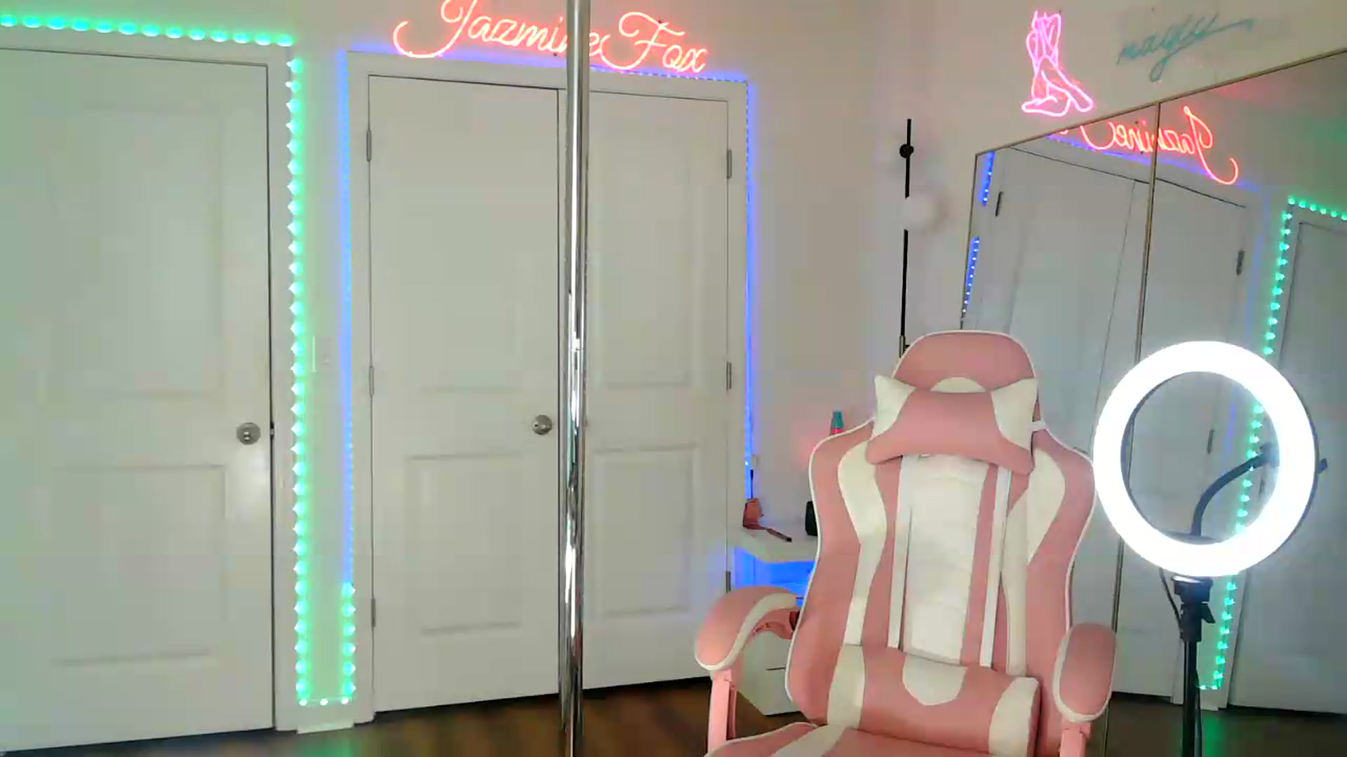 Gallery image thumbnail from Jazminefox's myfreecams stream on, 07/22/2026, 22:09 image 5 of 20