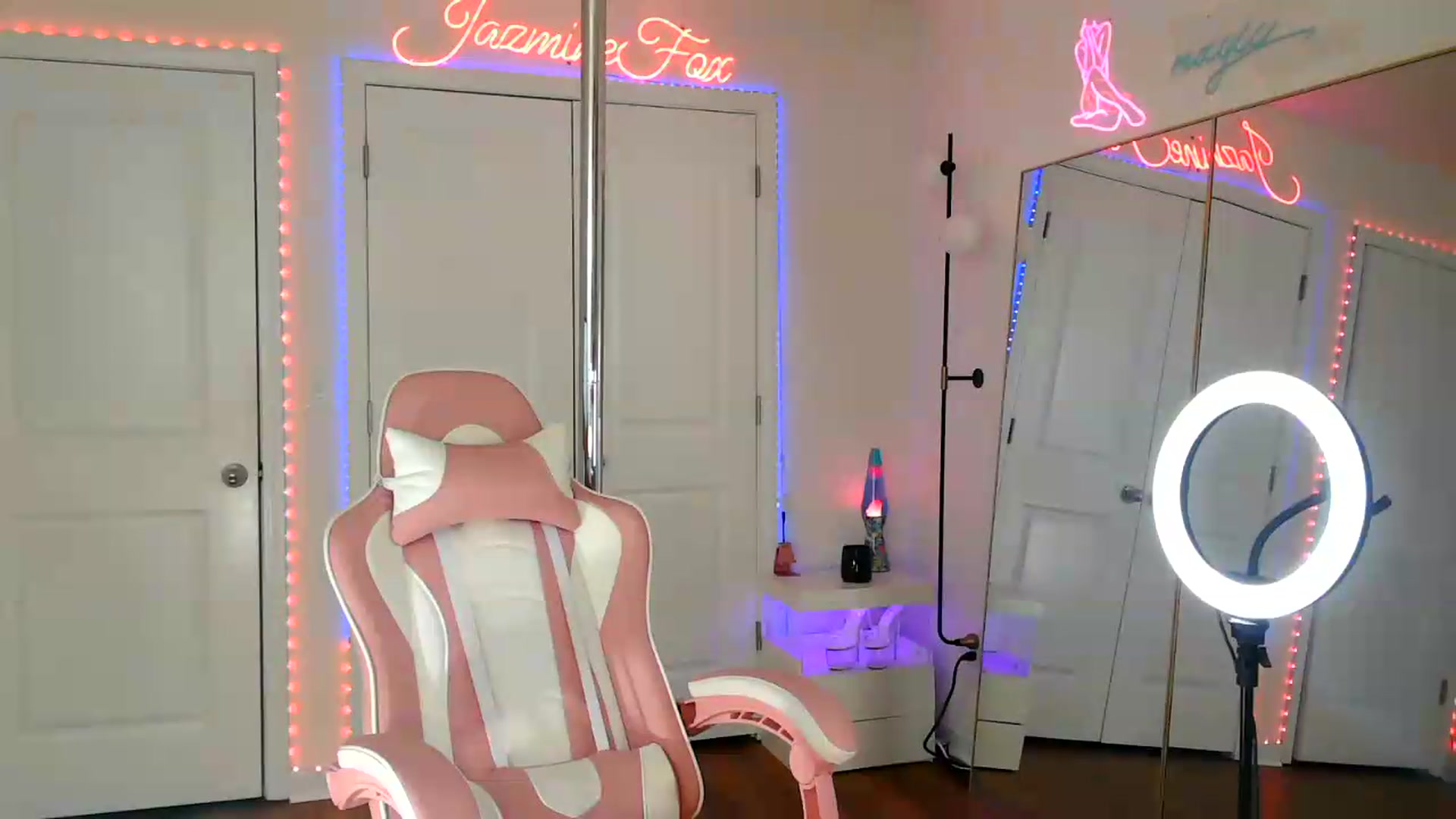 Gallery image thumbnail from Jazminefox's myfreecams stream on, 07/22/2026, 23:36 image 8 of 20