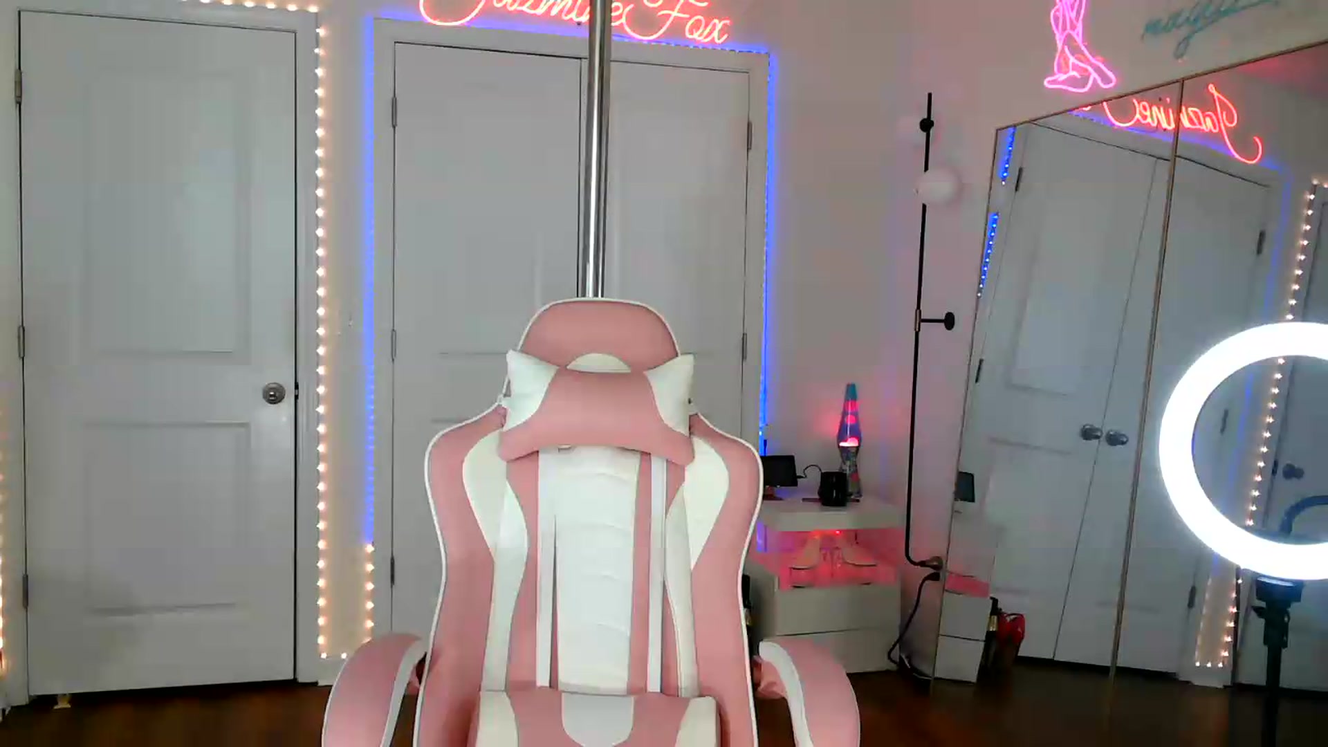 Gallery image thumbnail from Jazminefox's myfreecams stream on, 07/30/2026, 23:23 image 18 of 20