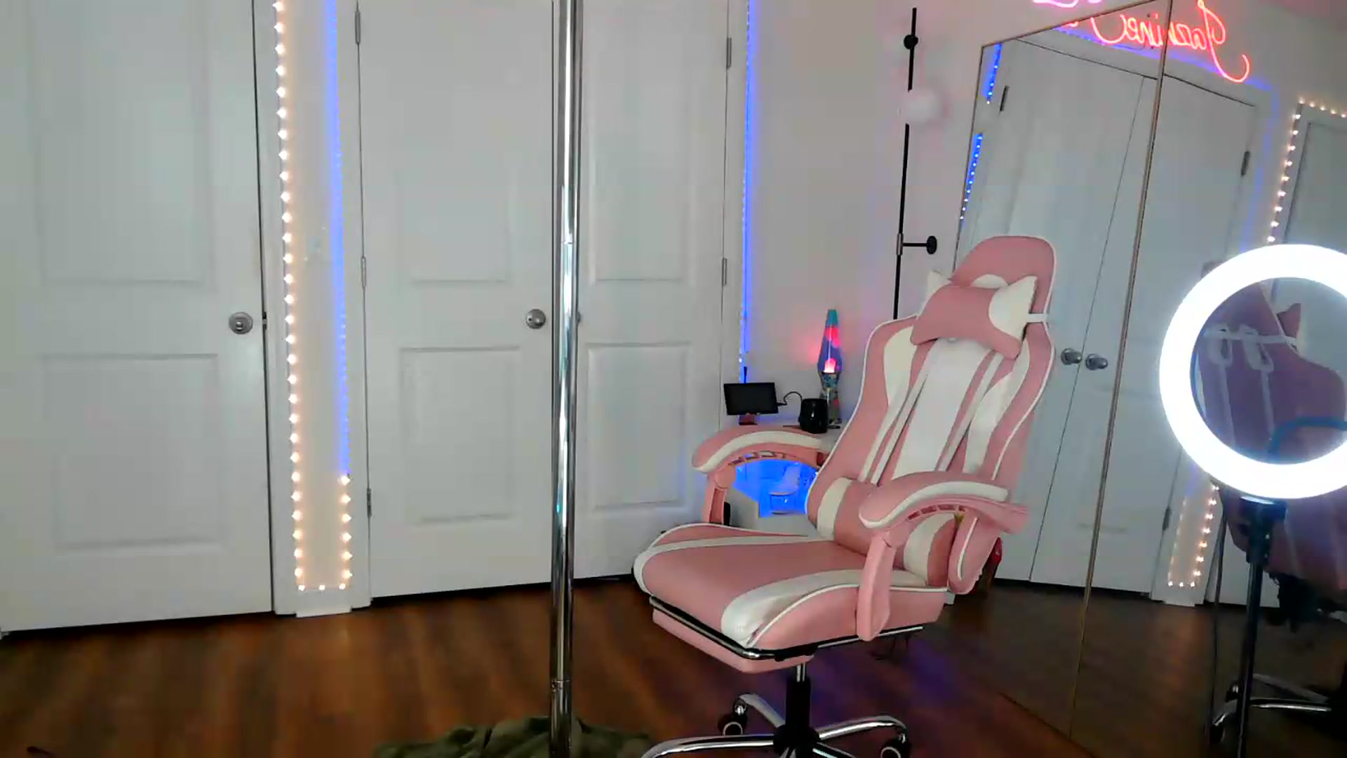 Gallery image thumbnail from Jazminefox's myfreecams stream on, 07/30/2026, 23:23 image 12 of 20