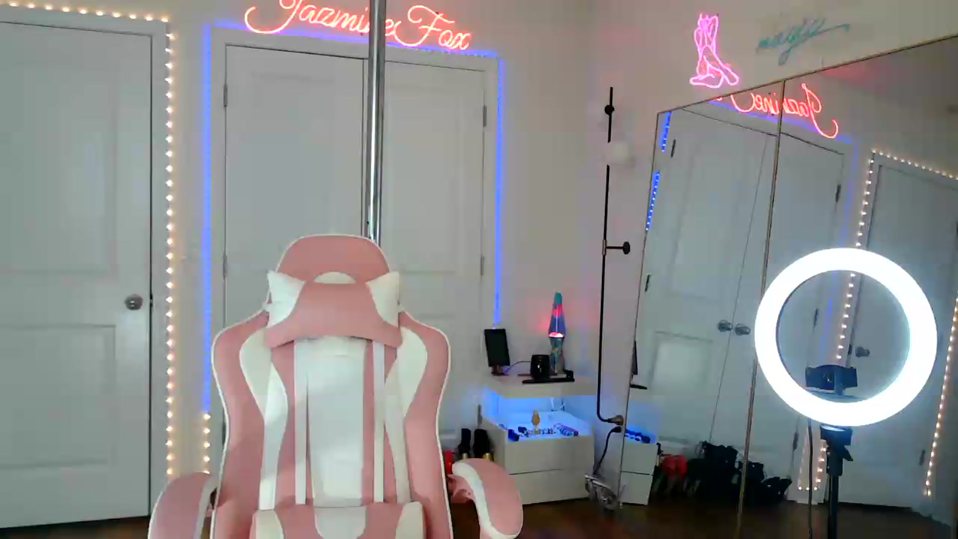 Gallery image thumbnail from Jazminefox's myfreecams stream on, 08/05/2026, 23:15 image 1 of 20