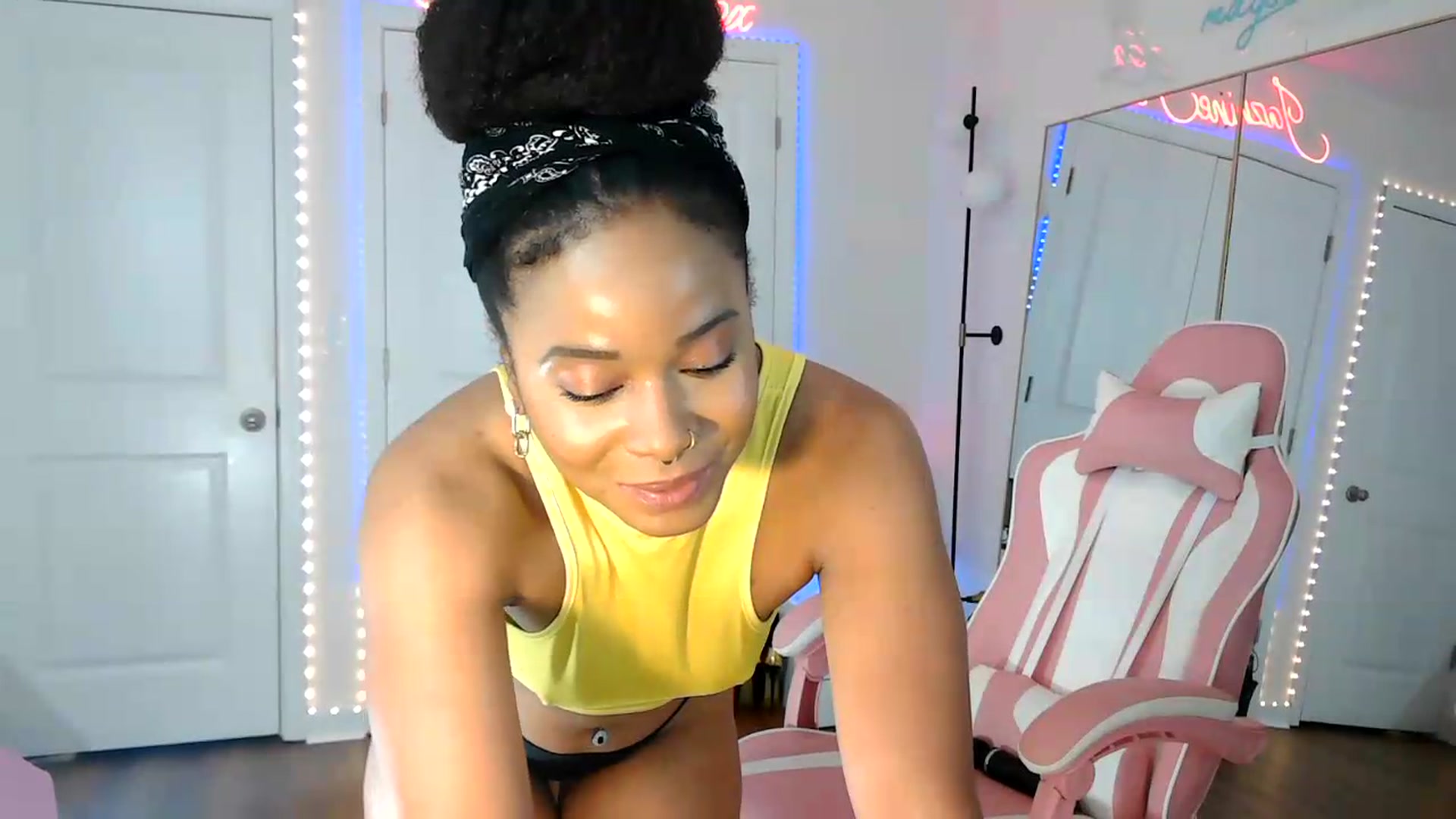 Gallery image thumbnail from Jazminefox's myfreecams stream on, 08/10/2026, 19:05 image 19 of 20