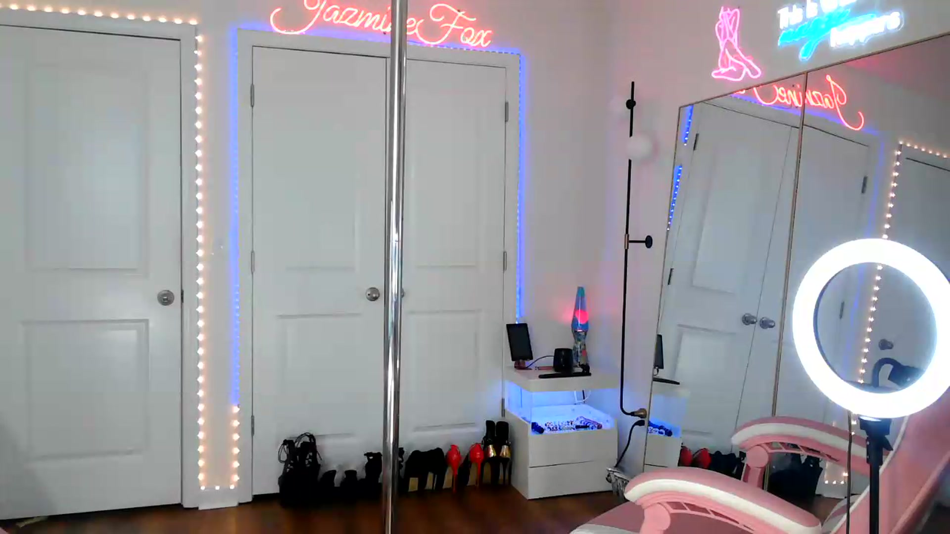 Gallery image thumbnail from Jazminefox's myfreecams stream on, 08/12/2026, 22:01 image 15 of 20
