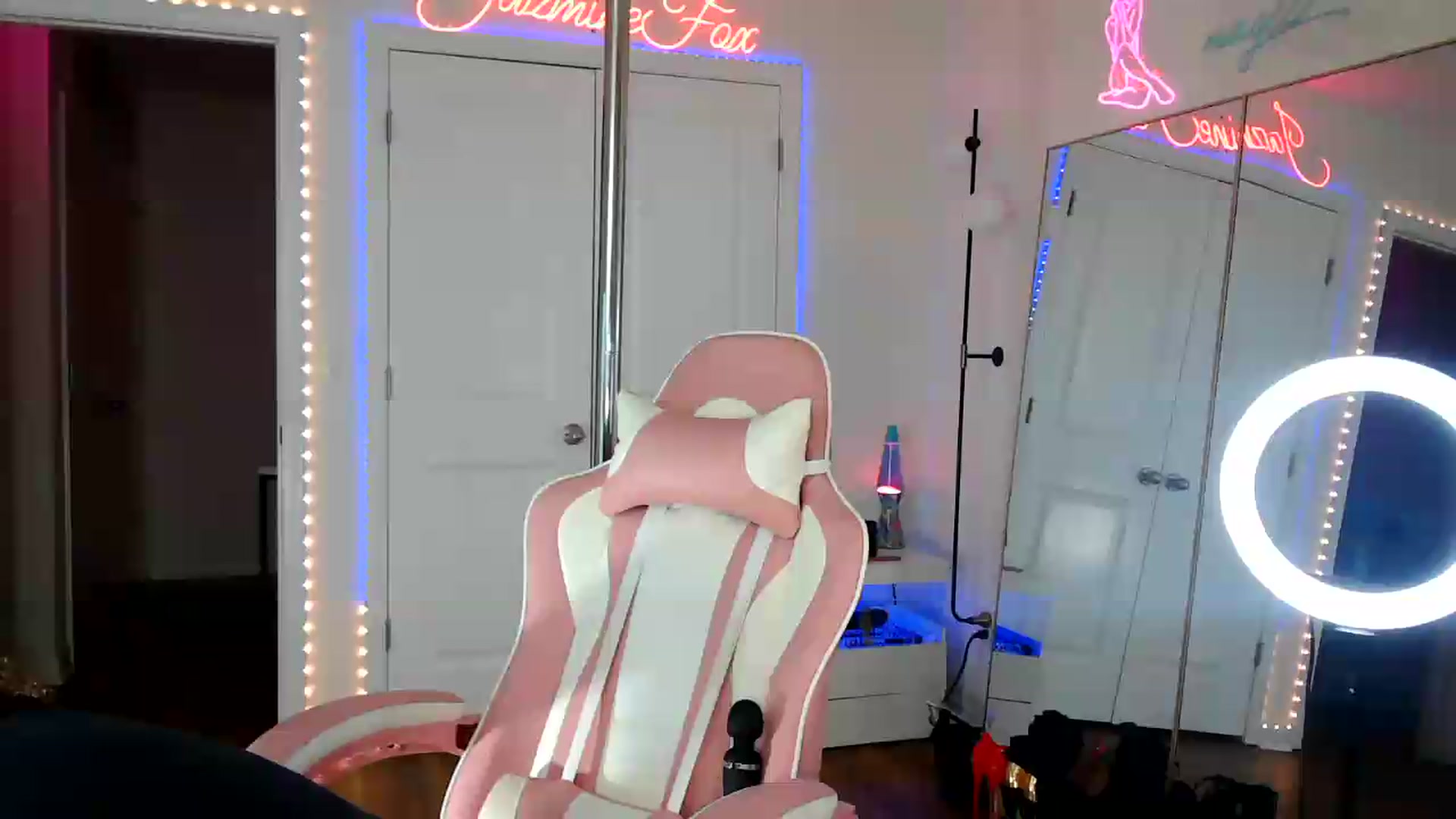 Gallery image thumbnail from Jazminefox's myfreecams stream on, 08/19/2026, 19:26 image 1 of 20