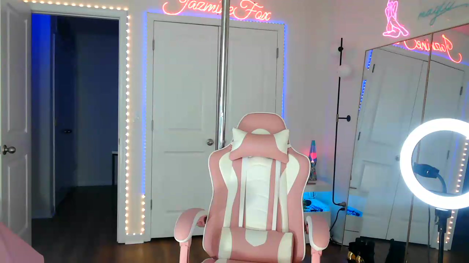 Gallery image thumbnail from Jazminefox's myfreecams stream on, 08/19/2026, 20:47 image 8 of 20