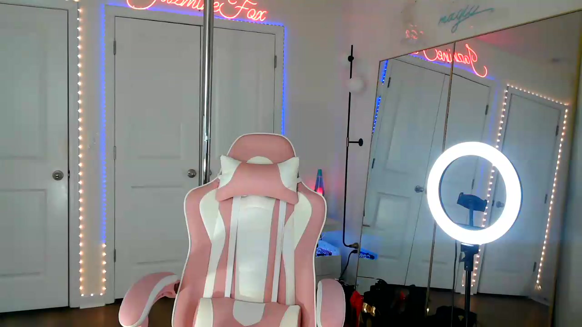 Gallery image thumbnail from Jazminefox's myfreecams stream on, 08/20/2026, 23:40 image 10 of 20