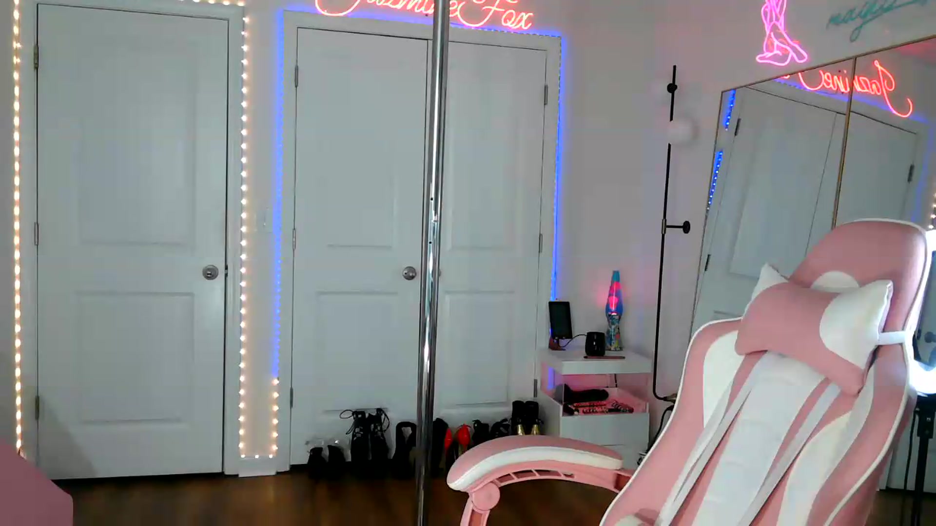 Gallery image thumbnail from Jazminefox's myfreecams stream on, 08/22/2026, 23:39 image 16 of 20