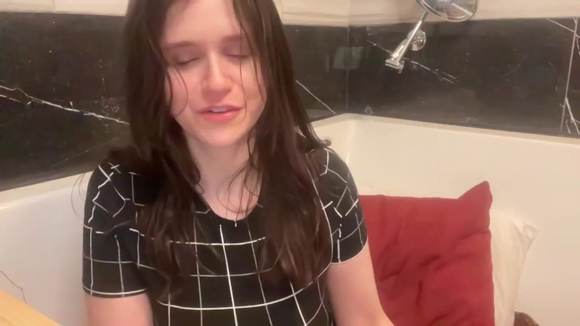 Gallery image thumbnail from JediDropout's myfreecams stream on, 09/03/2023, 06:34 image 14 of 20