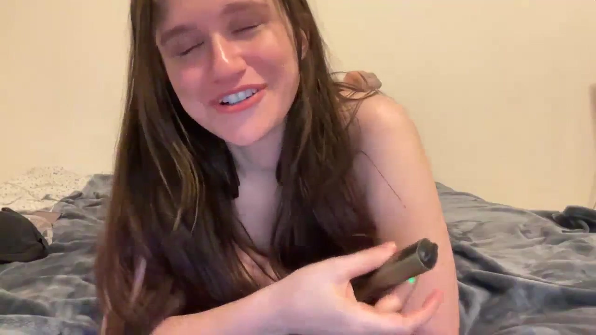 Gallery image thumbnail from JediDropout's myfreecams stream on, 04/04/2024, 03:08 image 10 of 20