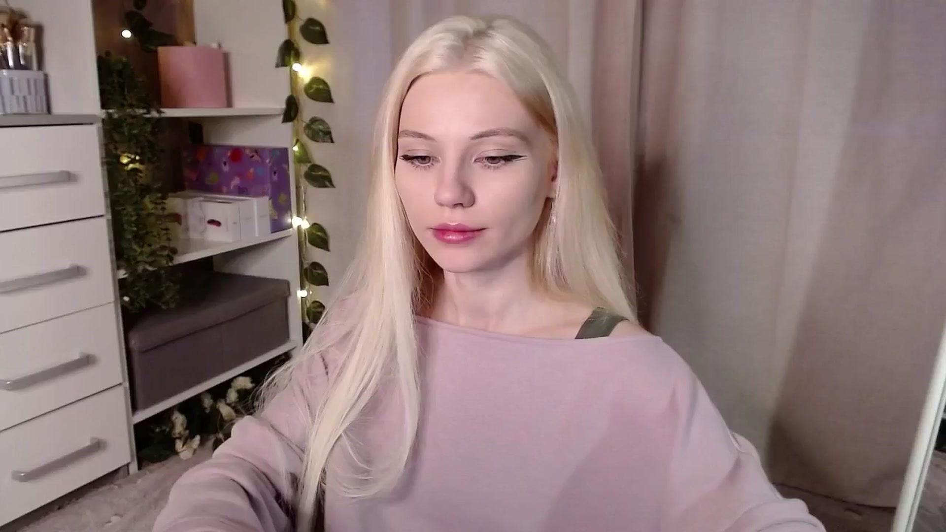 Gallery image thumbnail from JellyFox's myfreecams stream on, 04/04/2025, 05:11 image 2 of 20