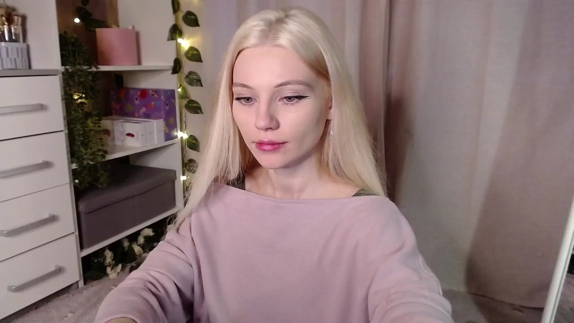 Gallery image thumbnail from JellyFox's myfreecams stream on, 04/04/2025, 05:11 image 1 of 20