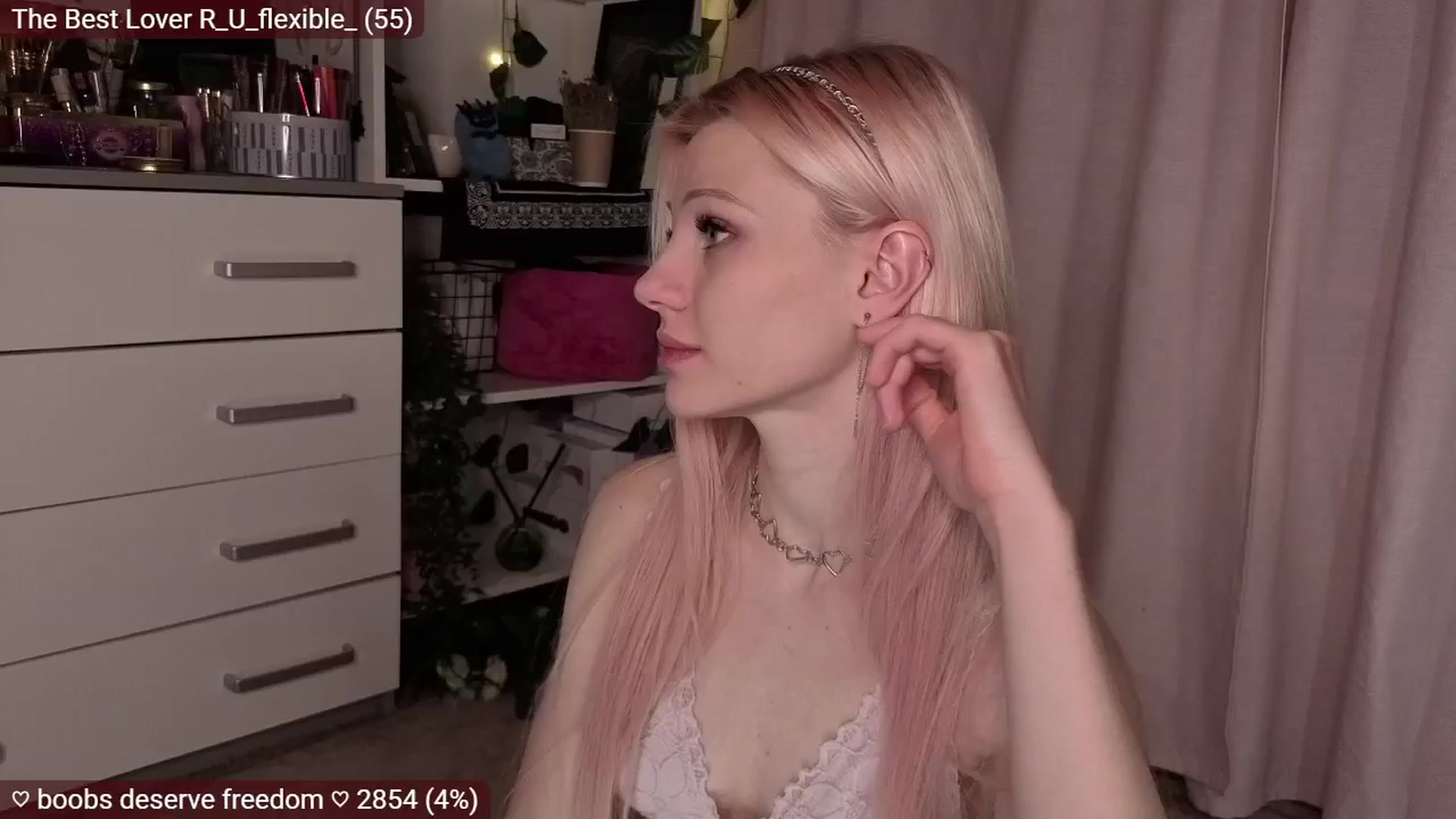 Gallery image thumbnail from JellyFox's myfreecams stream on, 11/23/2025, 07:04 image 14 of 20