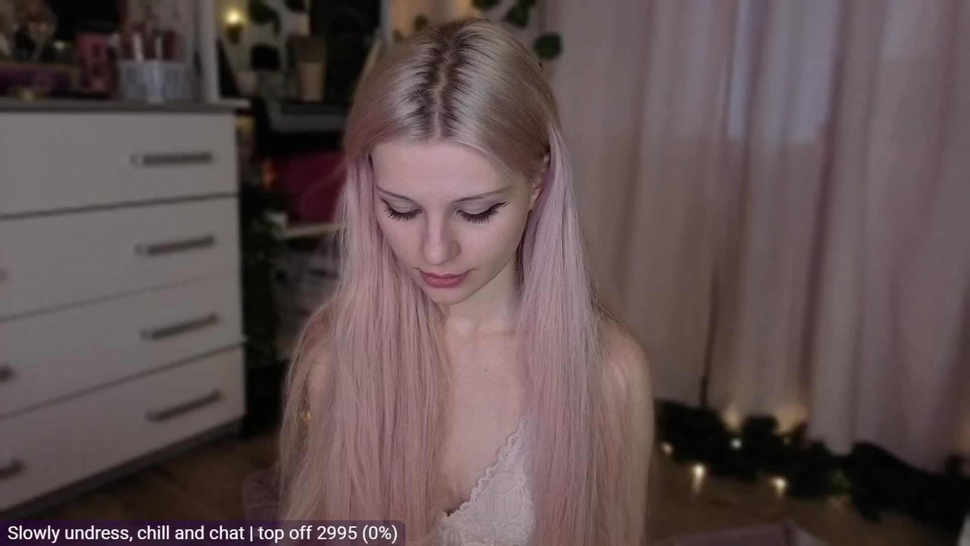 Gallery image thumbnail from JellyFox's myfreecams stream on, 04/16/2026, 05:38 image 9 of 20