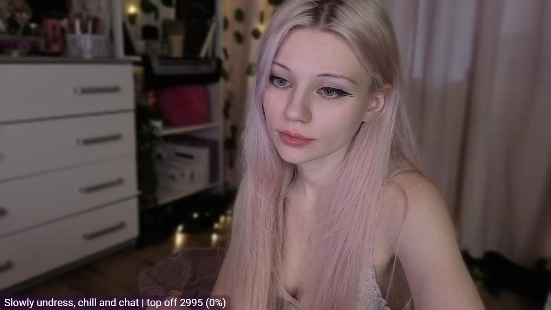 Gallery image thumbnail from JellyFox's myfreecams stream on, 04/16/2026, 05:38 image 19 of 20