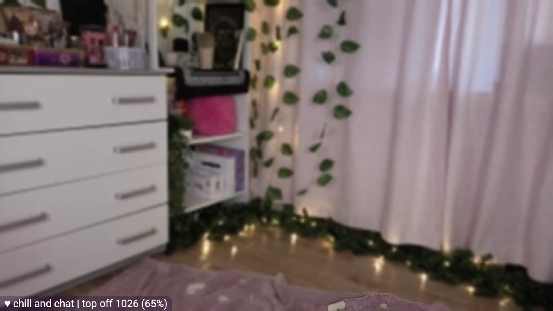 Gallery image thumbnail from JellyFox's myfreecams stream on, 04/19/2026, 06:48 image 17 of 20