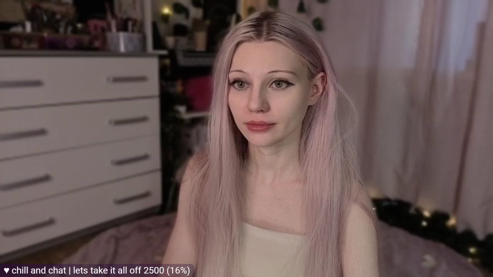 Gallery image thumbnail from JellyFox's myfreecams stream on, 04/22/2026, 04:58 image 4 of 20