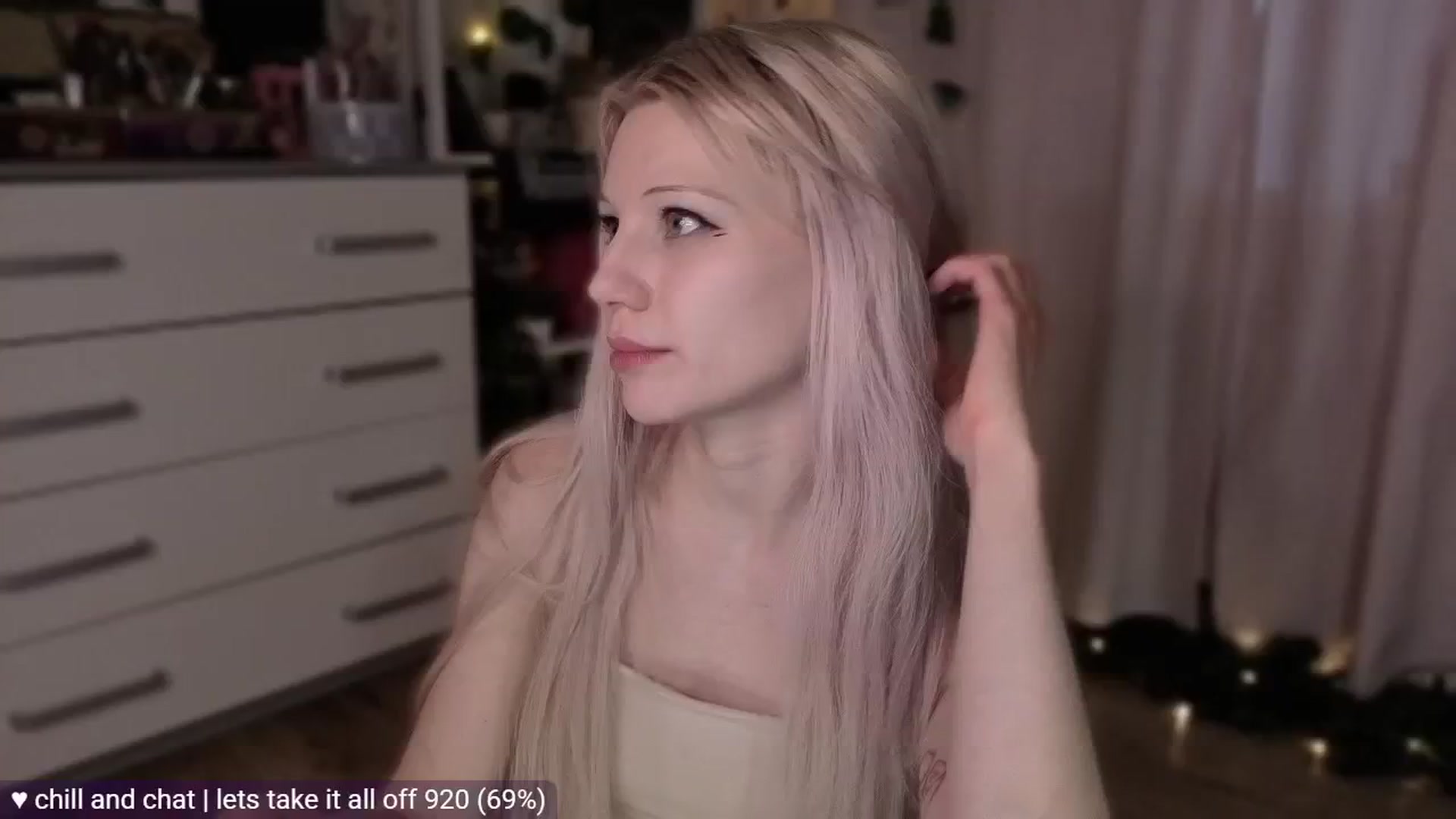 Gallery image thumbnail from JellyFox's myfreecams stream on, 04/26/2026, 06:04 image 11 of 20