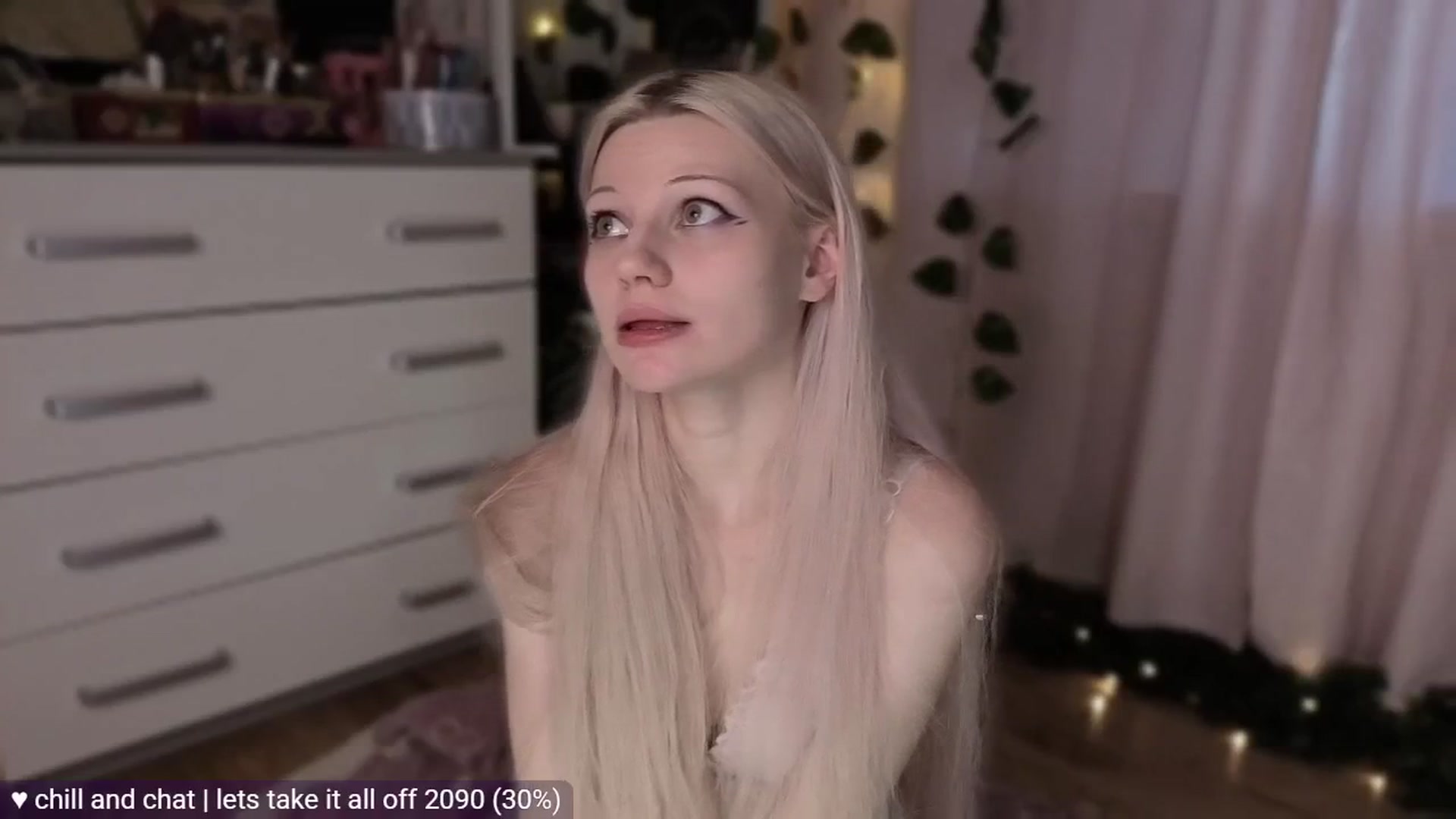 Gallery image thumbnail from JellyFox's myfreecams stream on, 04/27/2026, 07:15 image 8 of 20
