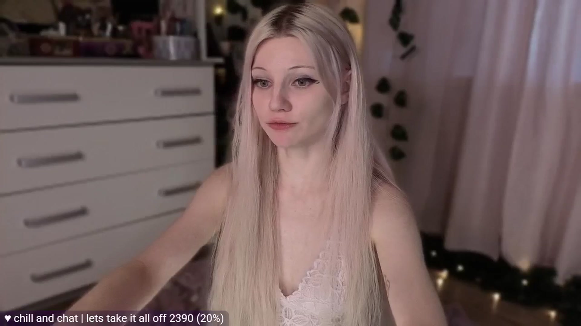 Gallery image thumbnail from JellyFox's myfreecams stream on, 04/27/2026, 07:15 image 4 of 20