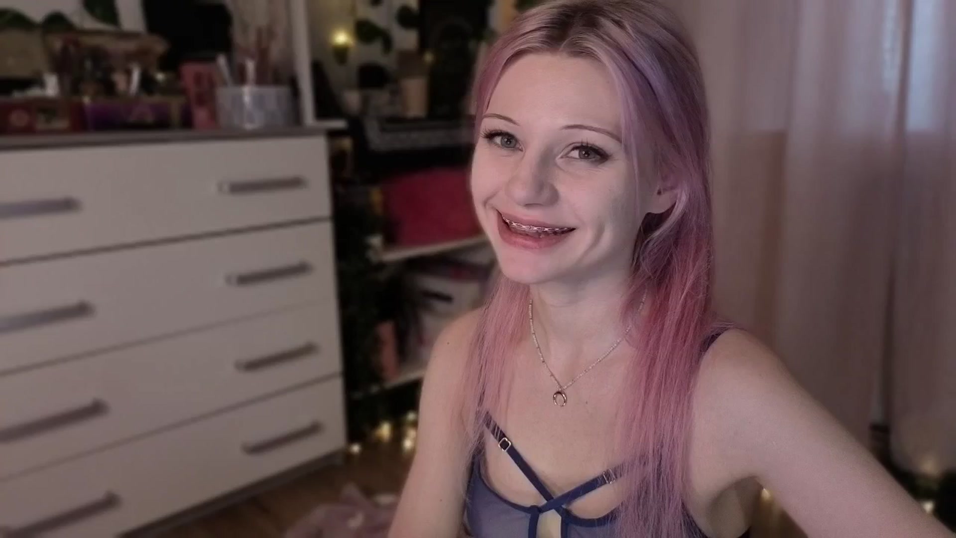 Gallery image thumbnail from JellyFox's myfreecams stream on, 05/03/2026, 06:56 image 13 of 20