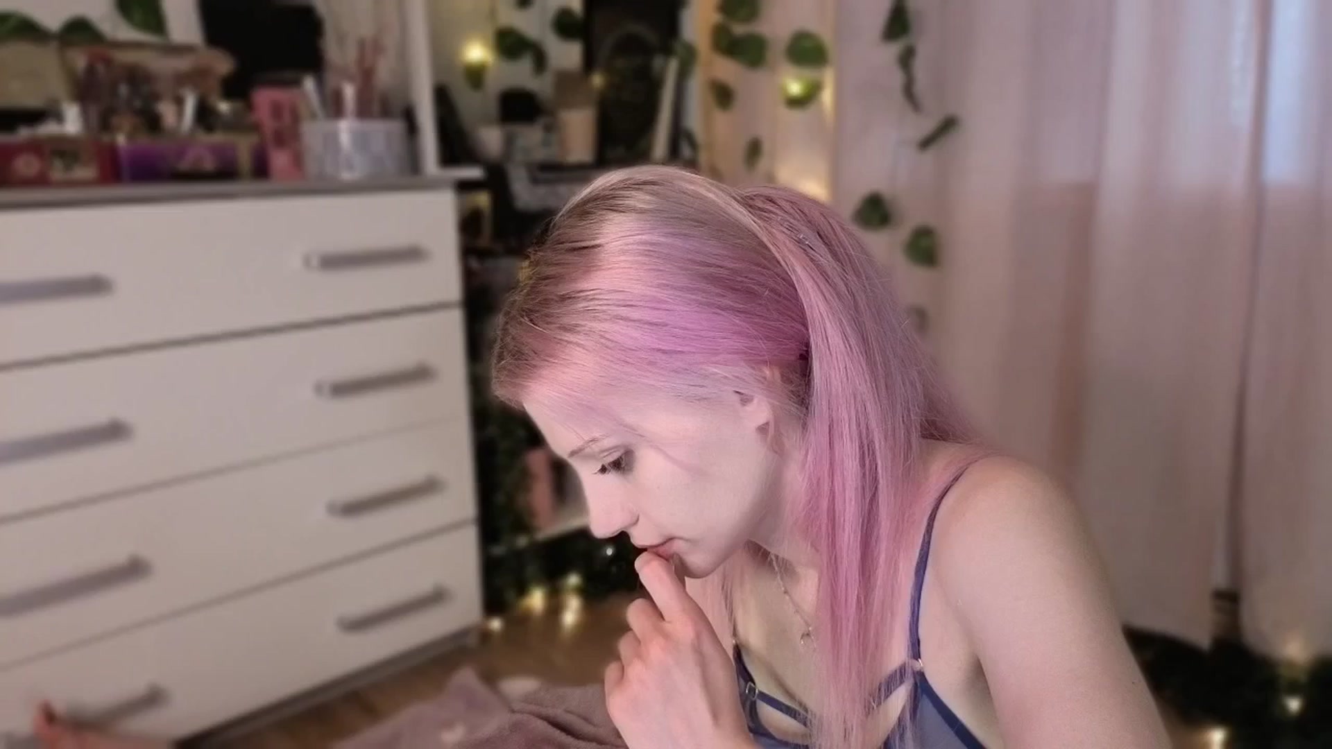 Gallery image thumbnail from JellyFox's myfreecams stream on, 05/03/2026, 06:56 image 17 of 20