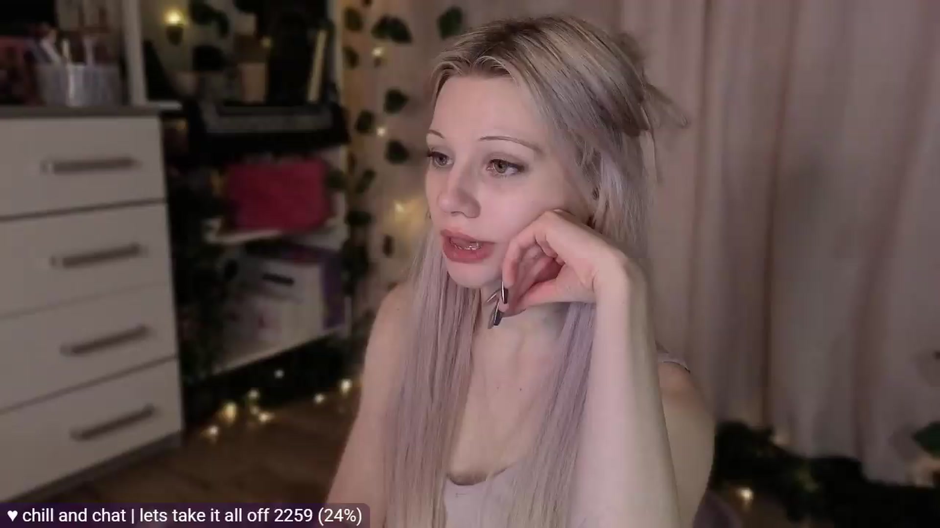 Gallery image thumbnail from JellyFox's myfreecams stream on, 05/12/2026, 24:07 image 18 of 20