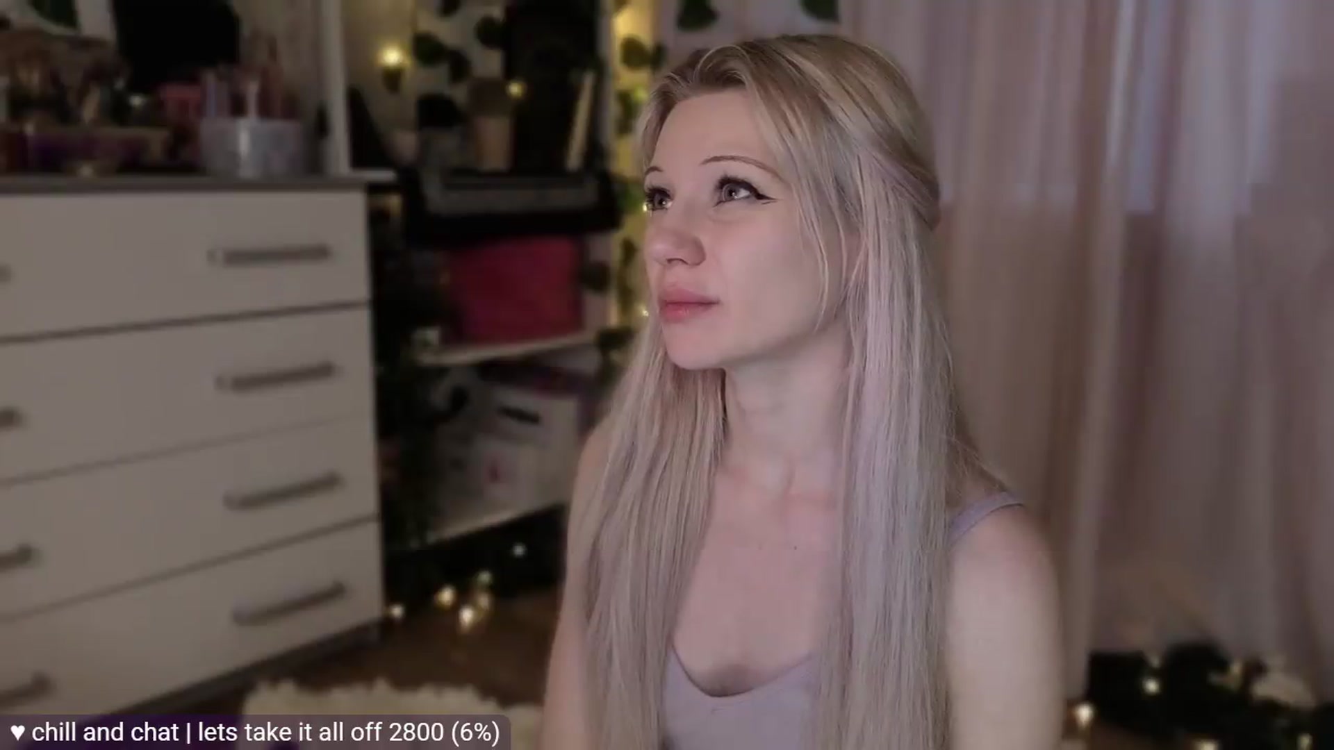 Gallery image thumbnail from JellyFox's myfreecams stream on, 05/16/2026, 03:31 image 13 of 20