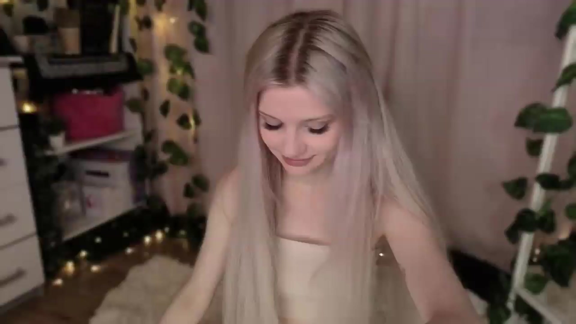 Gallery image thumbnail from JellyFox's myfreecams stream on, 05/25/2026, 05:16 image 3 of 20