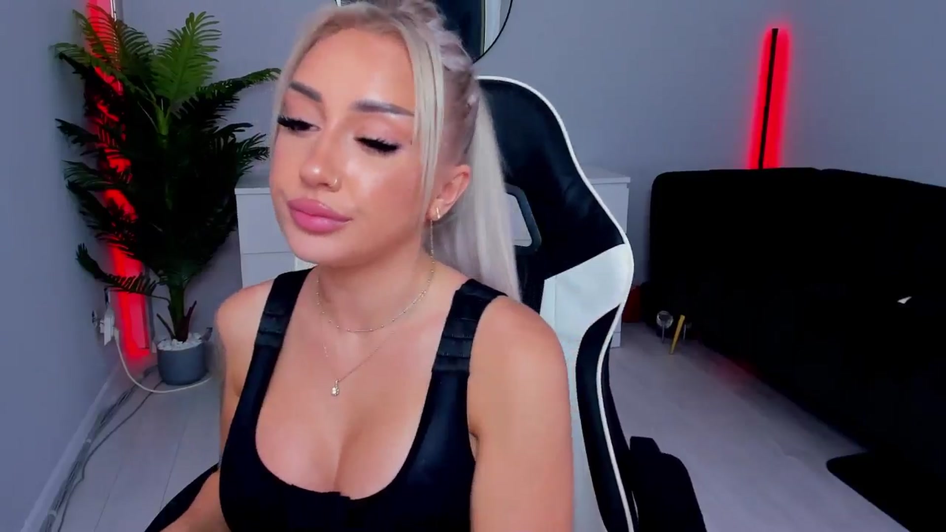 Gallery image thumbnail from JellyPie20's myfreecams stream on, 11/03/2024, 03:15 image 12 of 20