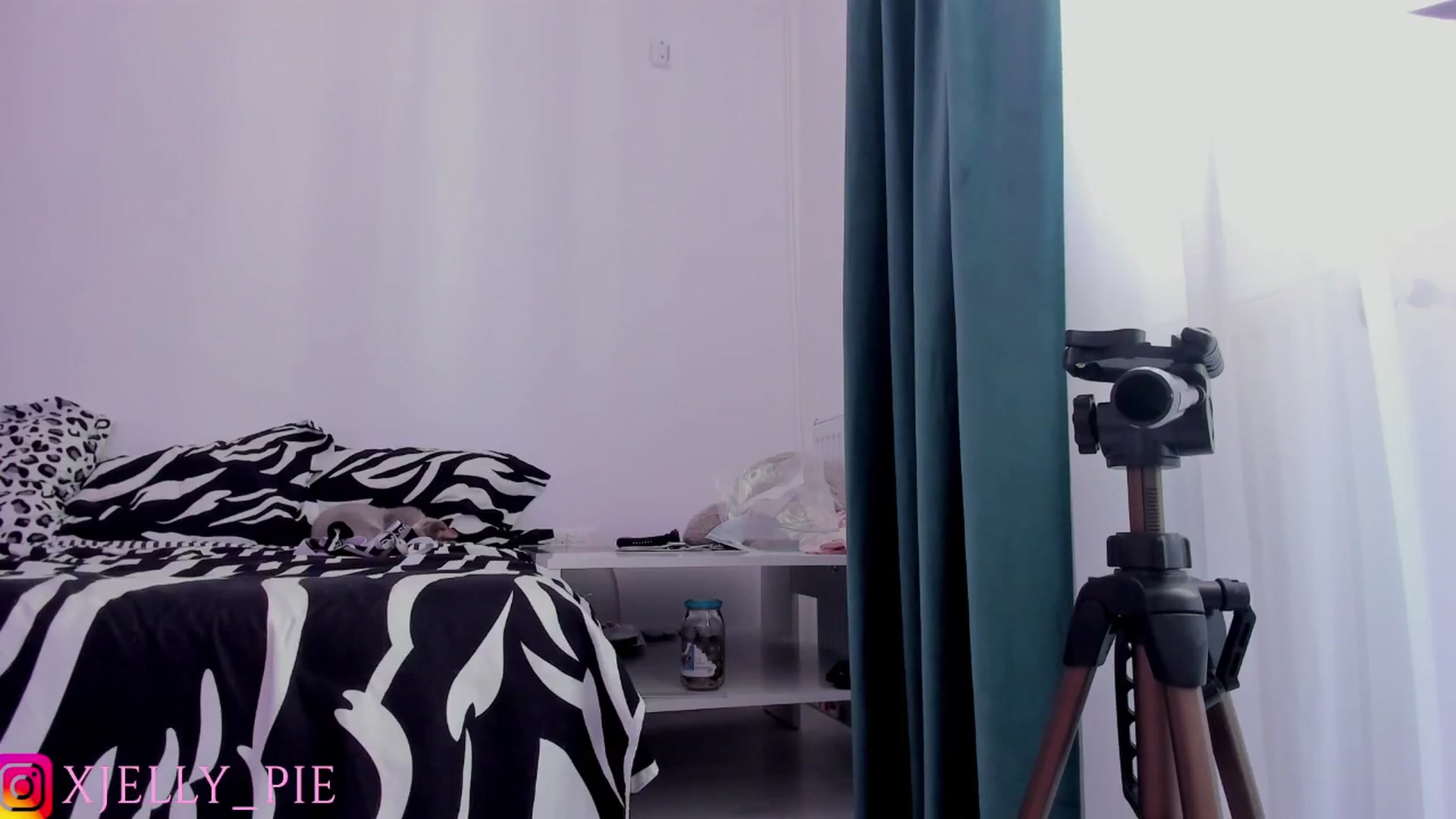 Gallery image thumbnail from JellyPie20's myfreecams stream on, 08/06/2025, 12:44 image 12 of 20