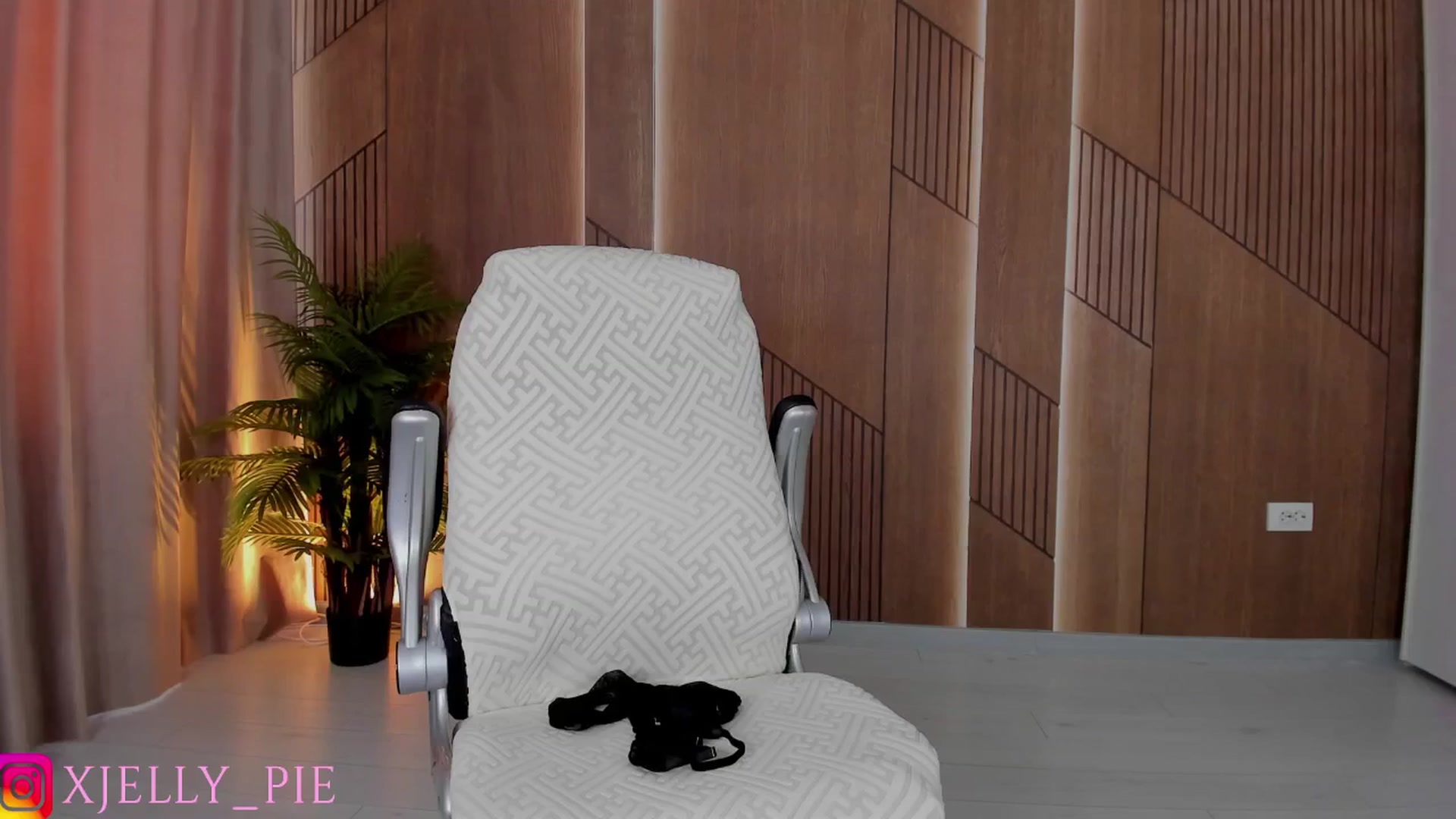 Gallery image thumbnail from JellyPie20's myfreecams stream on, 08/25/2025, 18:28 image 1 of 20
