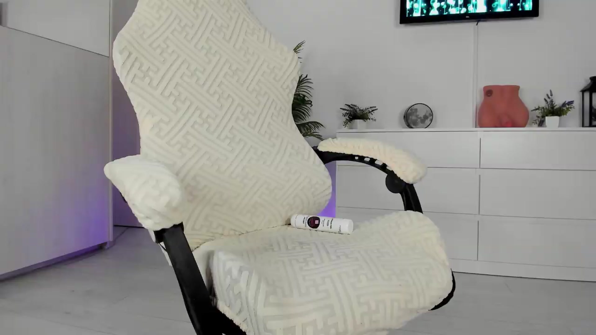 Gallery image thumbnail from JellyPie20's myfreecams stream on, 06/02/2026, 17:27 image 16 of 20