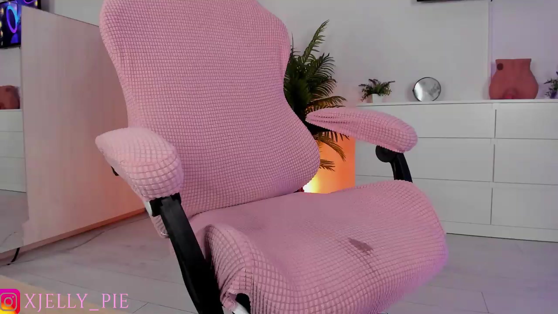 Gallery image thumbnail from JellyPie20's myfreecams stream on, 06/25/2026, 17:35 image 5 of 20
