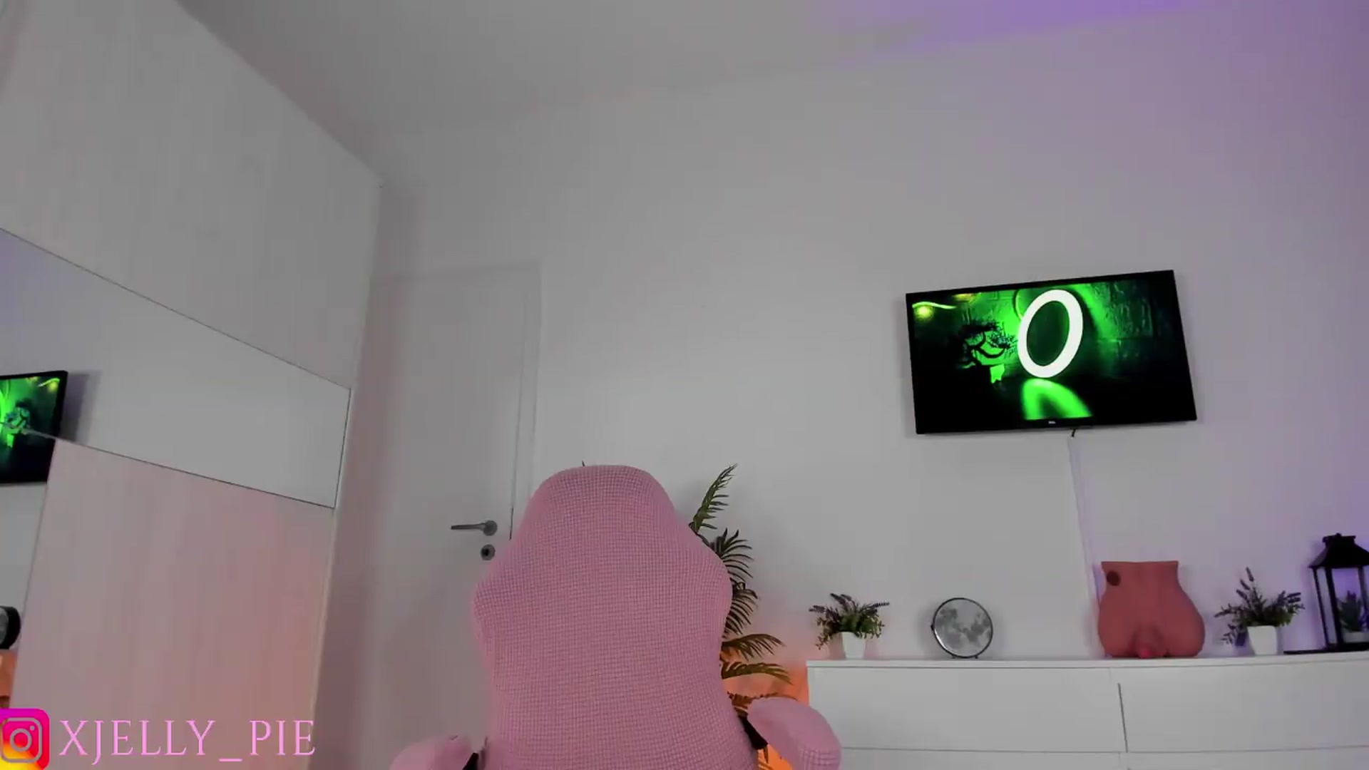 Gallery image thumbnail from JellyPie20's myfreecams stream on, 06/26/2026, 17:03 image 18 of 20