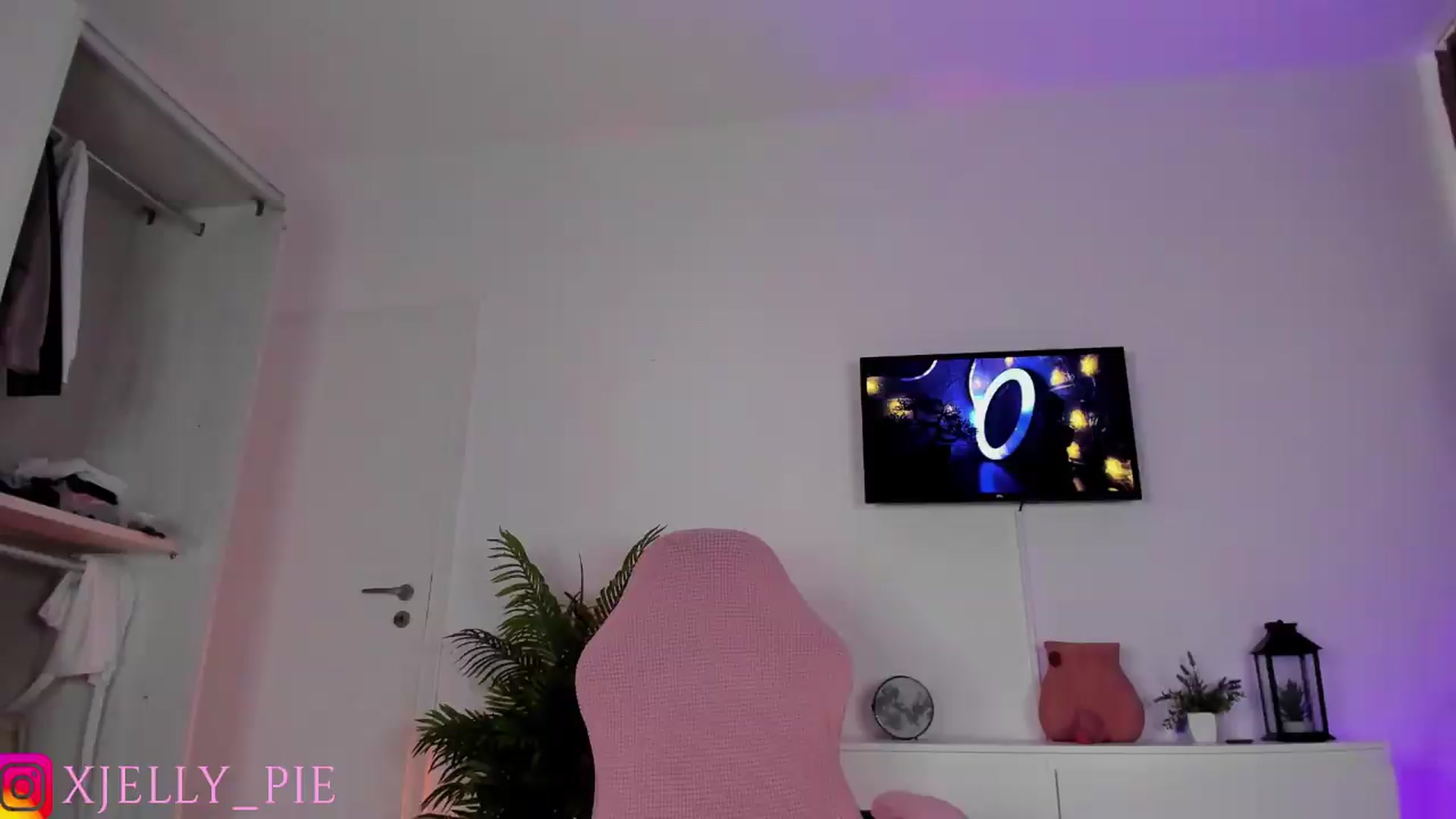 Gallery image thumbnail from JellyPie20's myfreecams stream on, 07/01/2026, 15:32 image 6 of 20