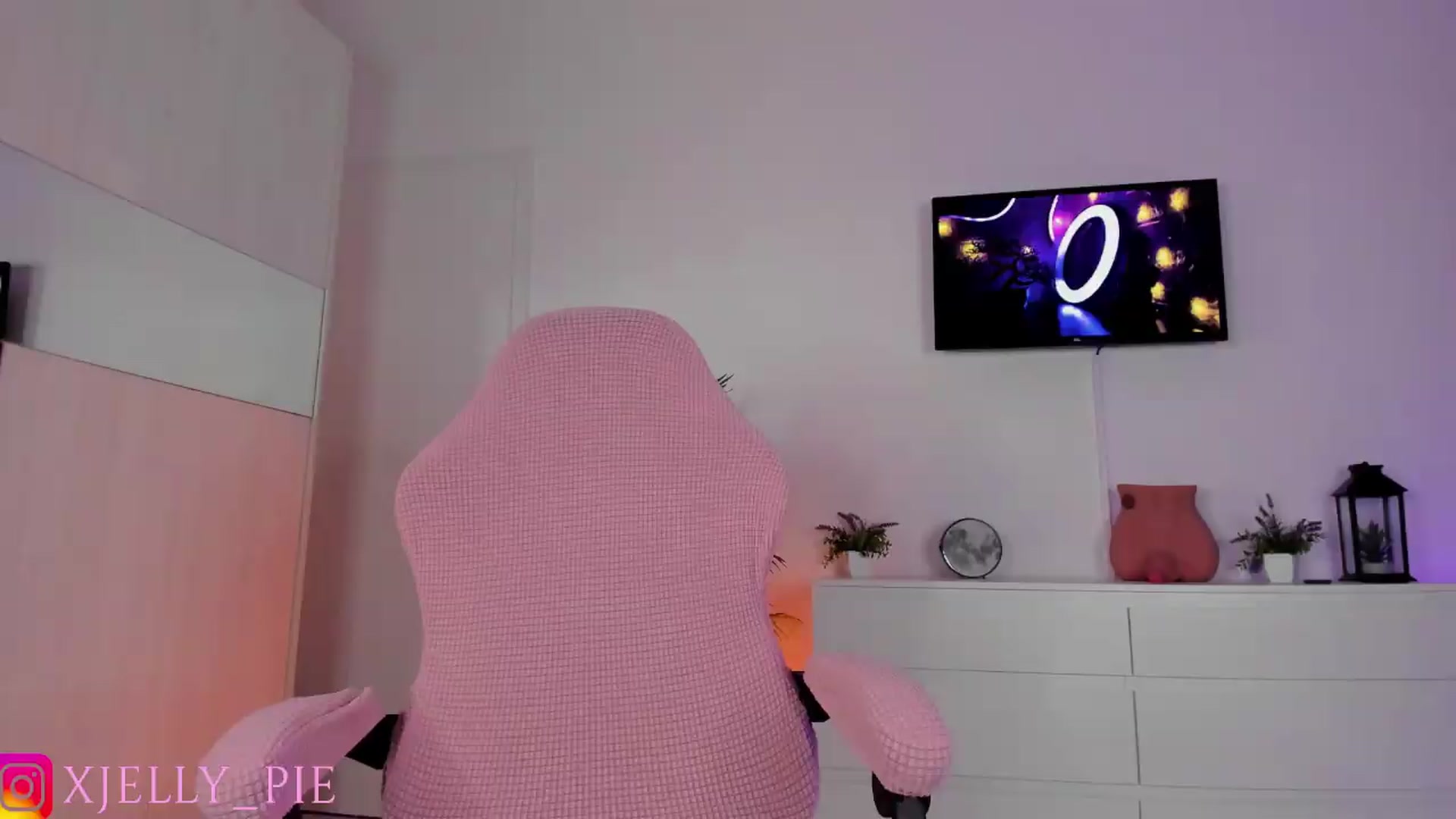 Gallery image thumbnail from JellyPie20's myfreecams stream on, 07/01/2026, 15:32 image 12 of 20