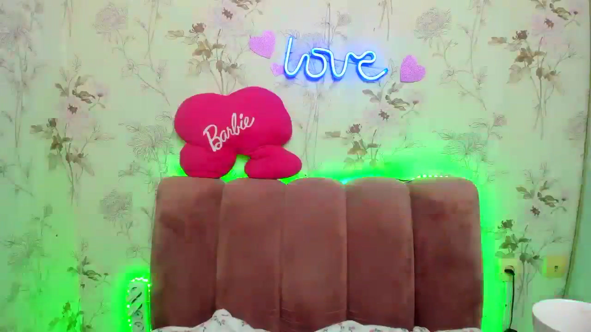Gallery image thumbnail from JenifferBrown's myfreecams stream on, 03/16/2024, 11:22 image 5 of 20