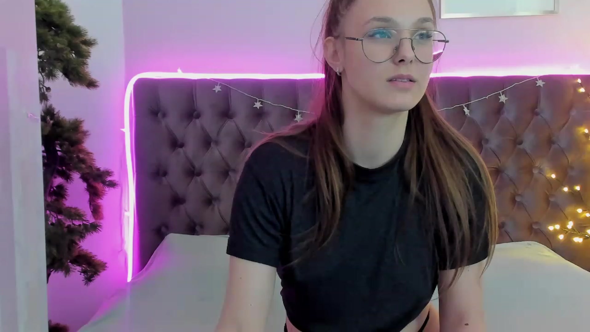 Gallery image thumbnail from JenifferLux's myfreecams stream on, 01/29/2023, 11:37 image 10 of 20