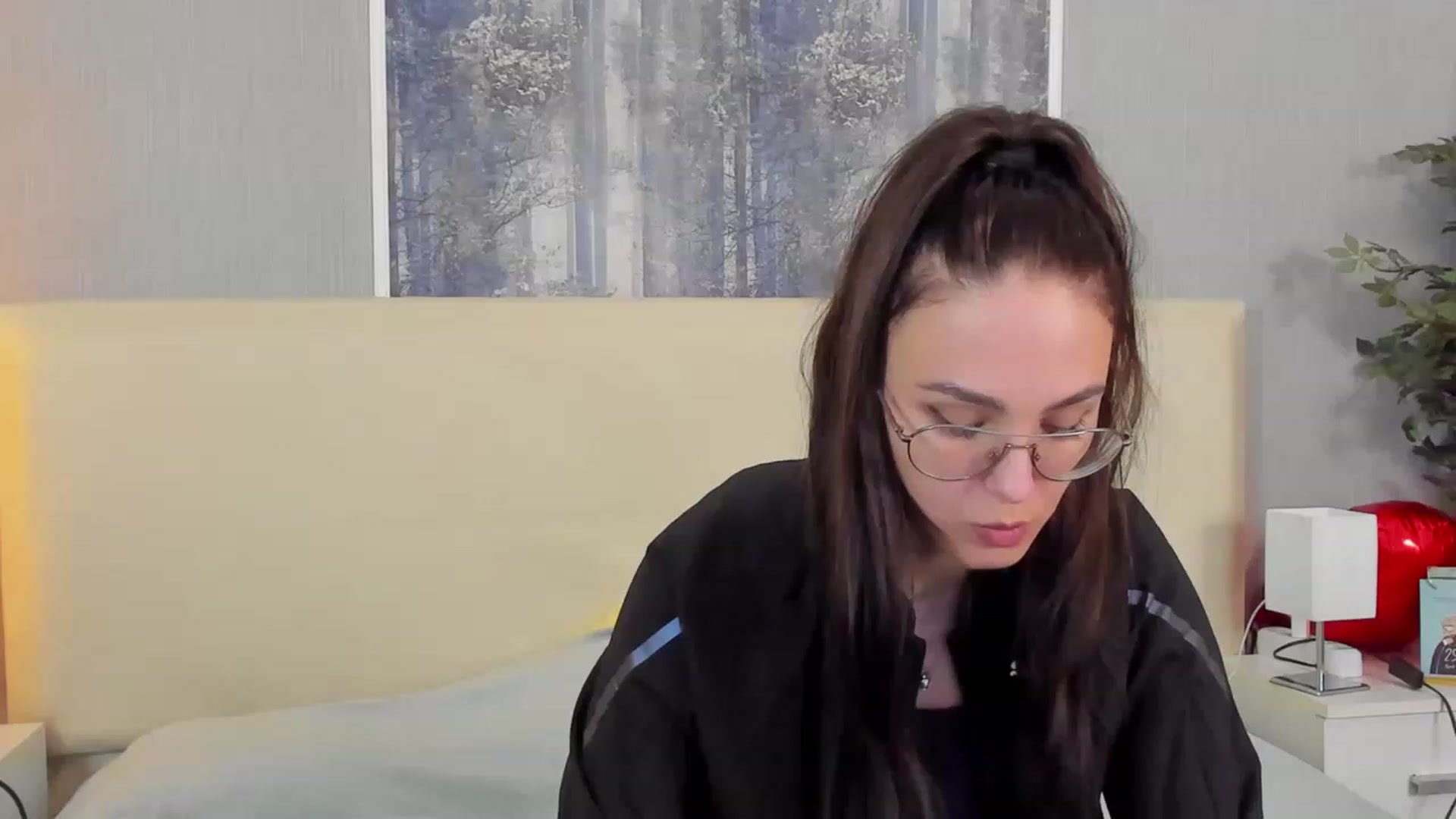 Gallery image thumbnail from JenifferLux's myfreecams stream on, 05/05/2023, 18:32 image 6 of 20