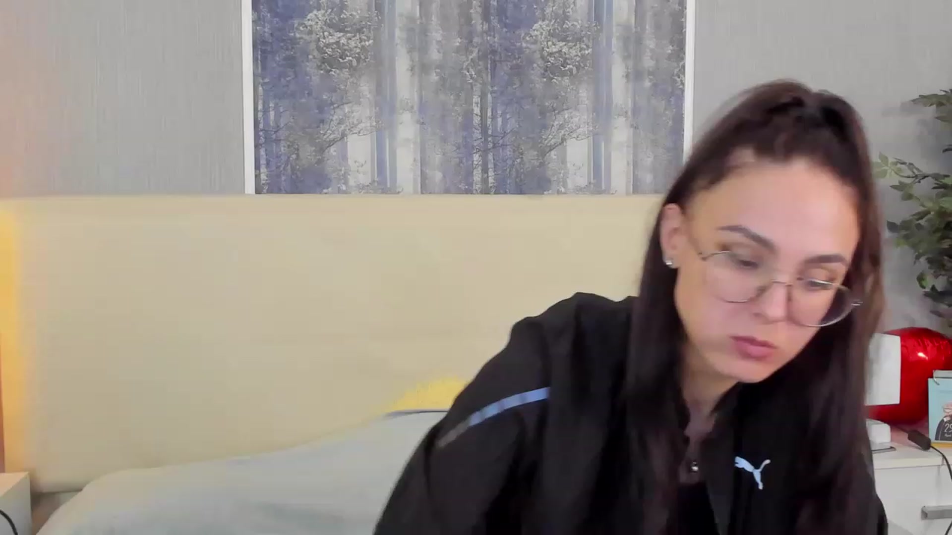 Gallery image thumbnail from JenifferLux's myfreecams stream on, 05/05/2023, 18:32 image 3 of 20