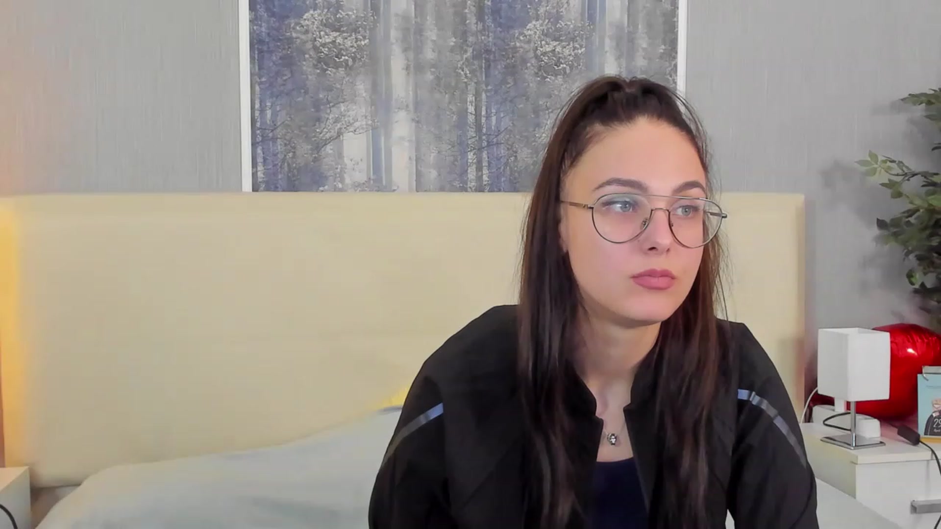 Gallery image thumbnail from JenifferLux's myfreecams stream on, 05/05/2023, 18:32 image 5 of 20