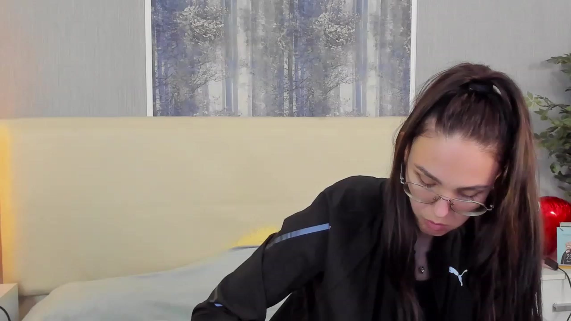 Gallery image thumbnail from JenifferLux's myfreecams stream on, 05/05/2023, 18:32 image 8 of 20