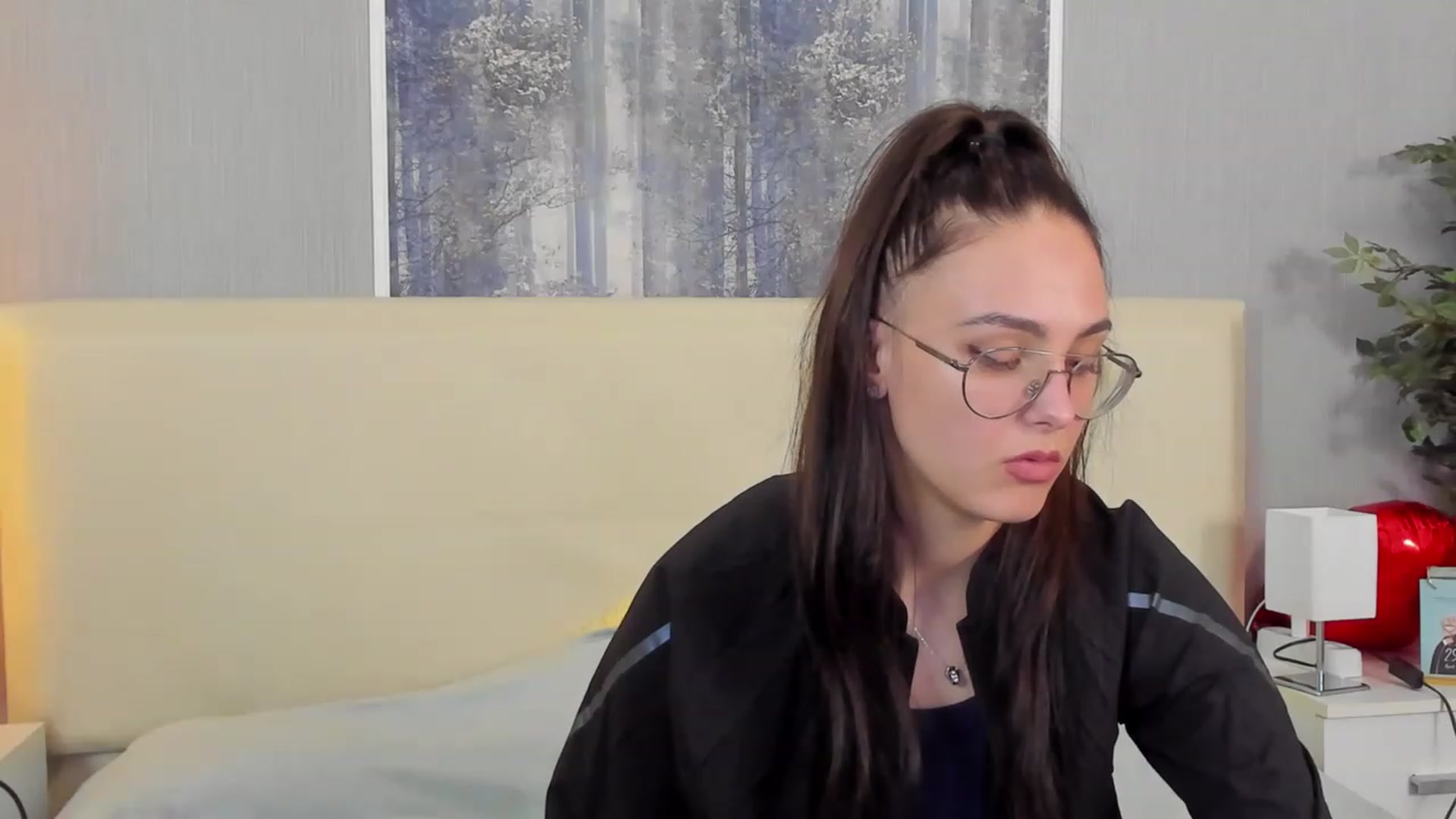 Gallery image thumbnail from JenifferLux's myfreecams stream on, 05/05/2023, 18:32 image 13 of 20