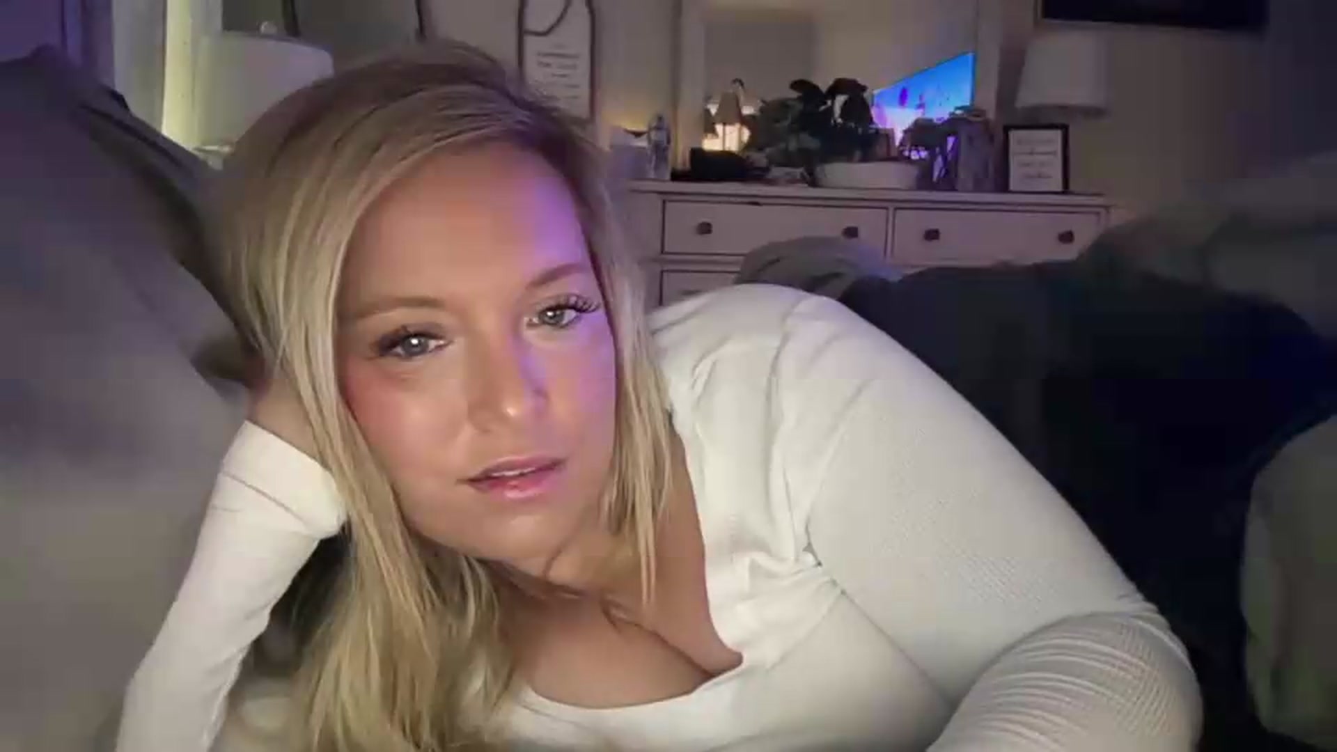 Gallery image thumbnail from JennaLynn784's myfreecams stream on, 07/31/2026, 19:18 image 12 of 20